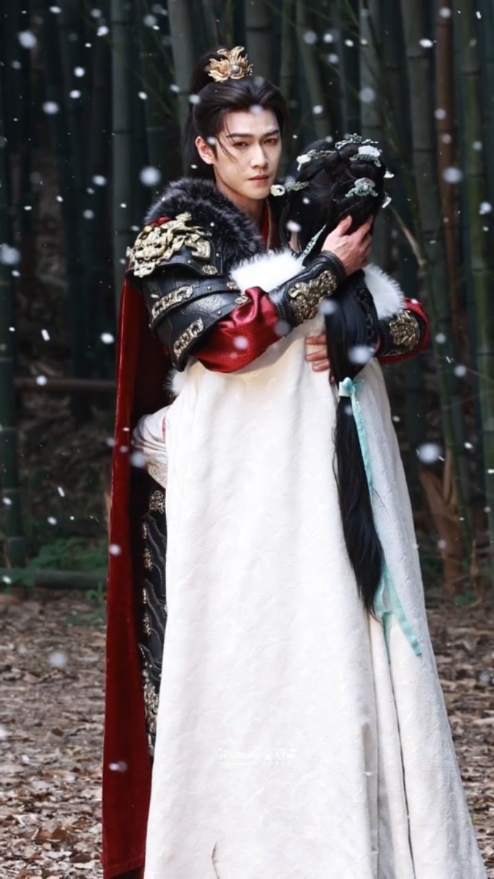 「他朝若是同淋雪，此生也算共白头。」大雪中与爱人紧紧相拥的桥段我还能再看一百遍李