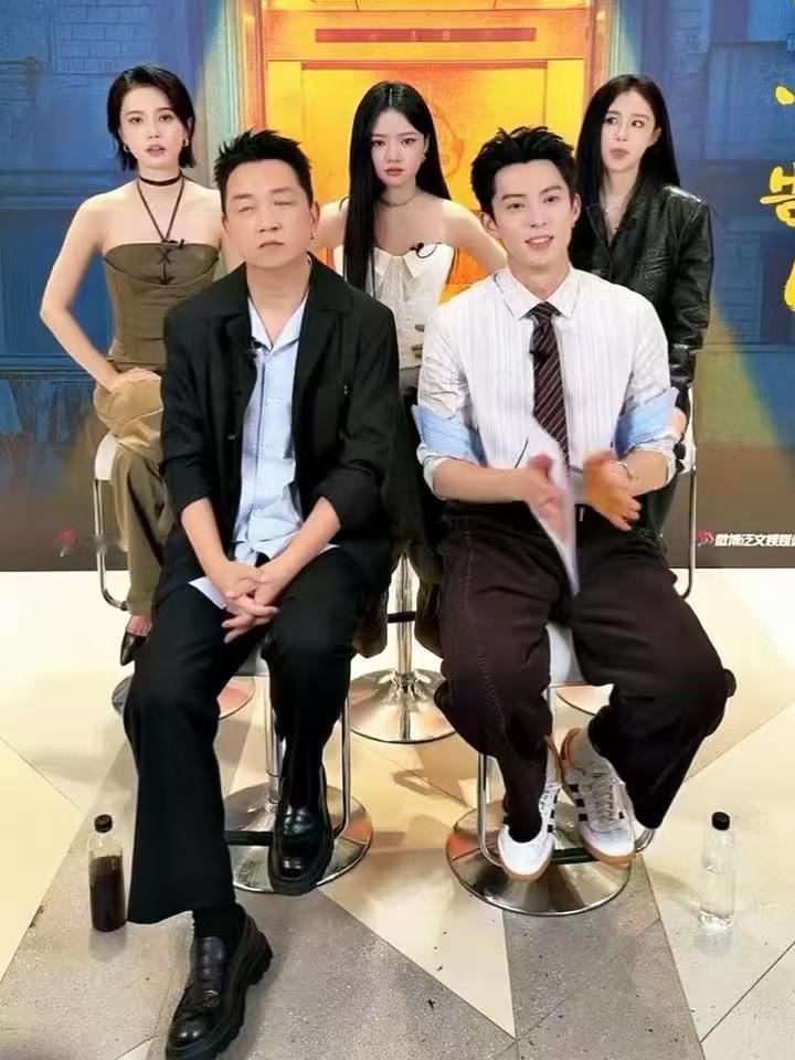 李小冉回应王鹤棣唱心愿便利贴 小冉姐姐这段祝福虽然破音但是很真，她是真的很想看王