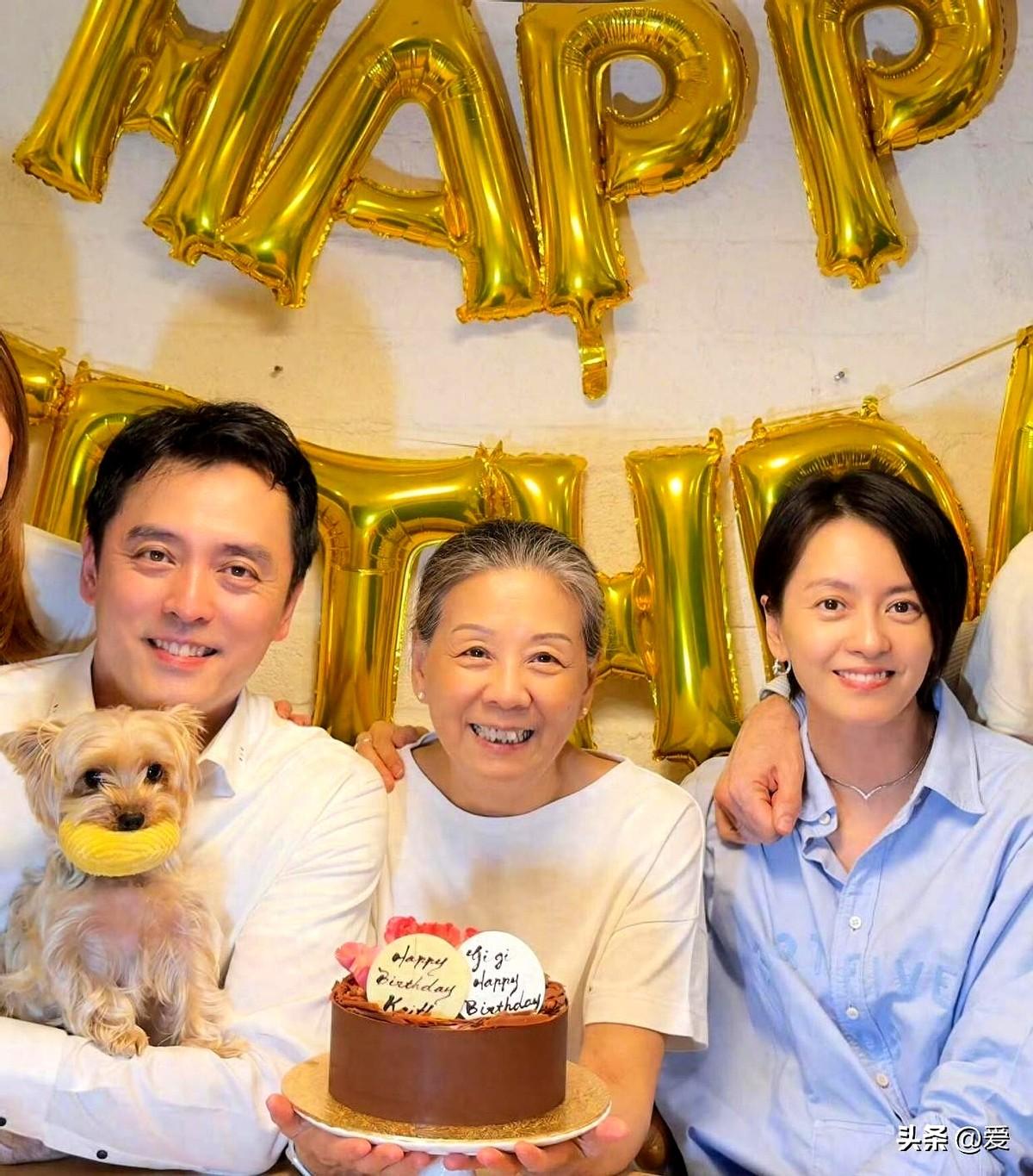 真的被梁咏琪这张生日照暖到了。
那个我们记忆里唱歌的短发女孩，一晃就50了，身边