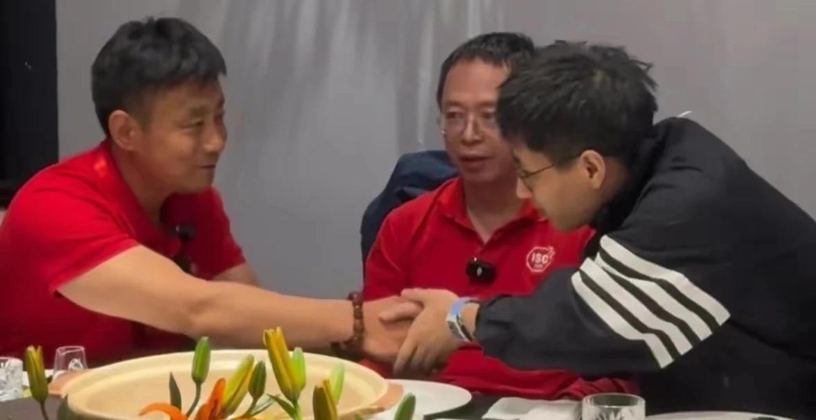 笑不活了！身价百亿大佬竟成聚餐透明人！周红衣黑脸背后的心理解读：愤怒、不满还是真