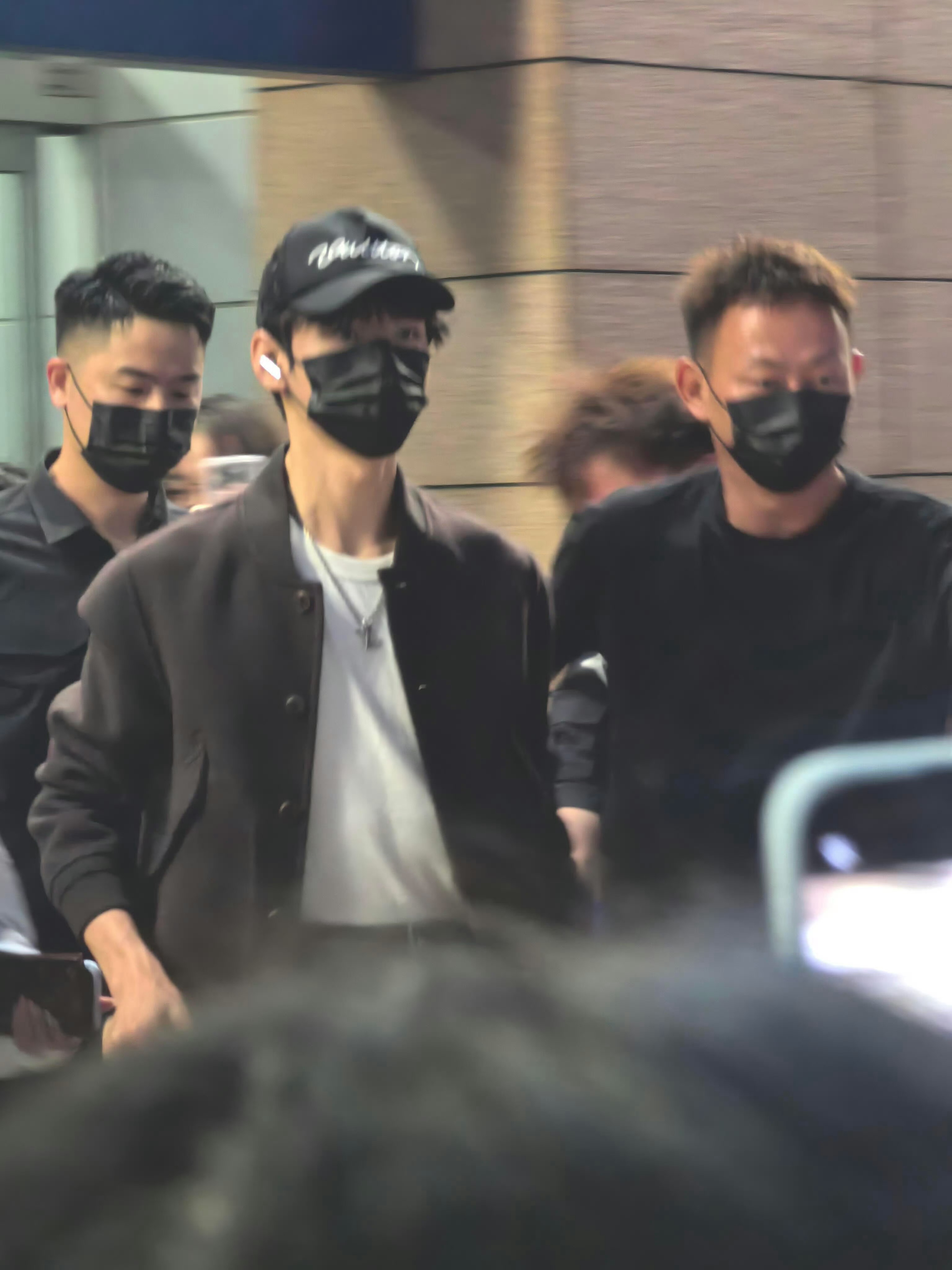 龚俊｜巴黎男装周龚俊启程巴黎男装周，将以品牌大使身份亮相Louis Vuitto