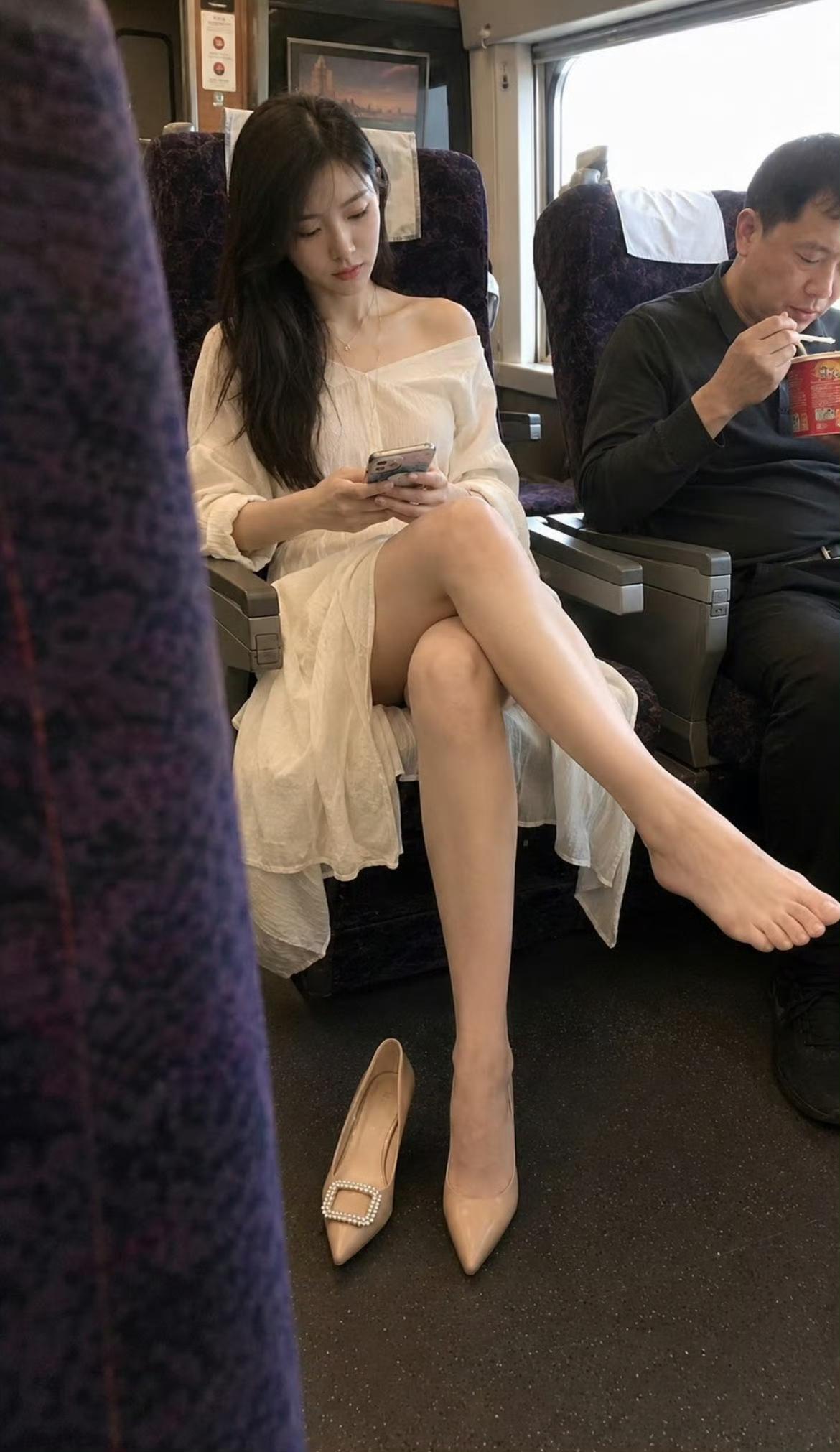高铁上遇到的，看了第一眼就心动了，真的过目难忘！
