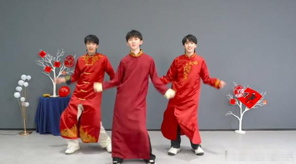 时代少年团发财摇好洗脑 新年第一洗脑神曲！少年们的“发财摇”搭配喜庆氛围，每一个