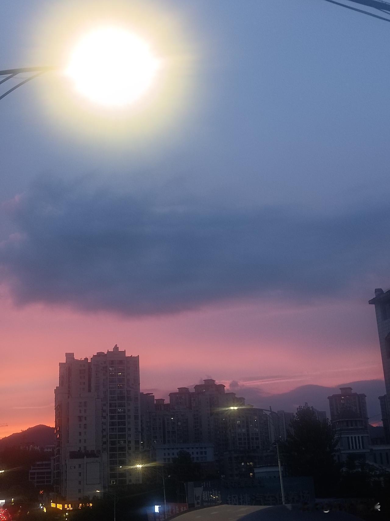 傍晚走在路上撞见这样的晚霞，粉紫渐变铺满城市上空，落日藏在淡蓝天幕里，高楼静静伫