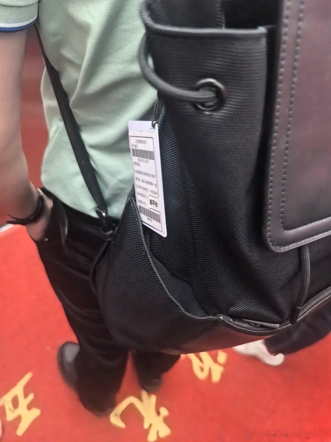 第一次碰到，背包还挂着标签的人，还以为网络是段子。。。 