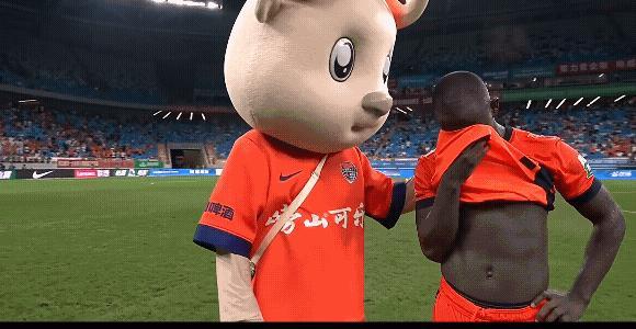 青岛海牛主场1：5惨败保级对手武汉三镇，最伤心的就是外援叶博亚和广大青岛海牛球迷