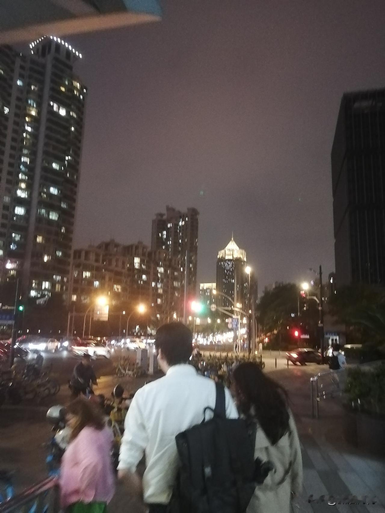 从我记事起，我的父亲就用如山的父爱支撑着这个家。火红年代里，因为我爷爷在建国初期