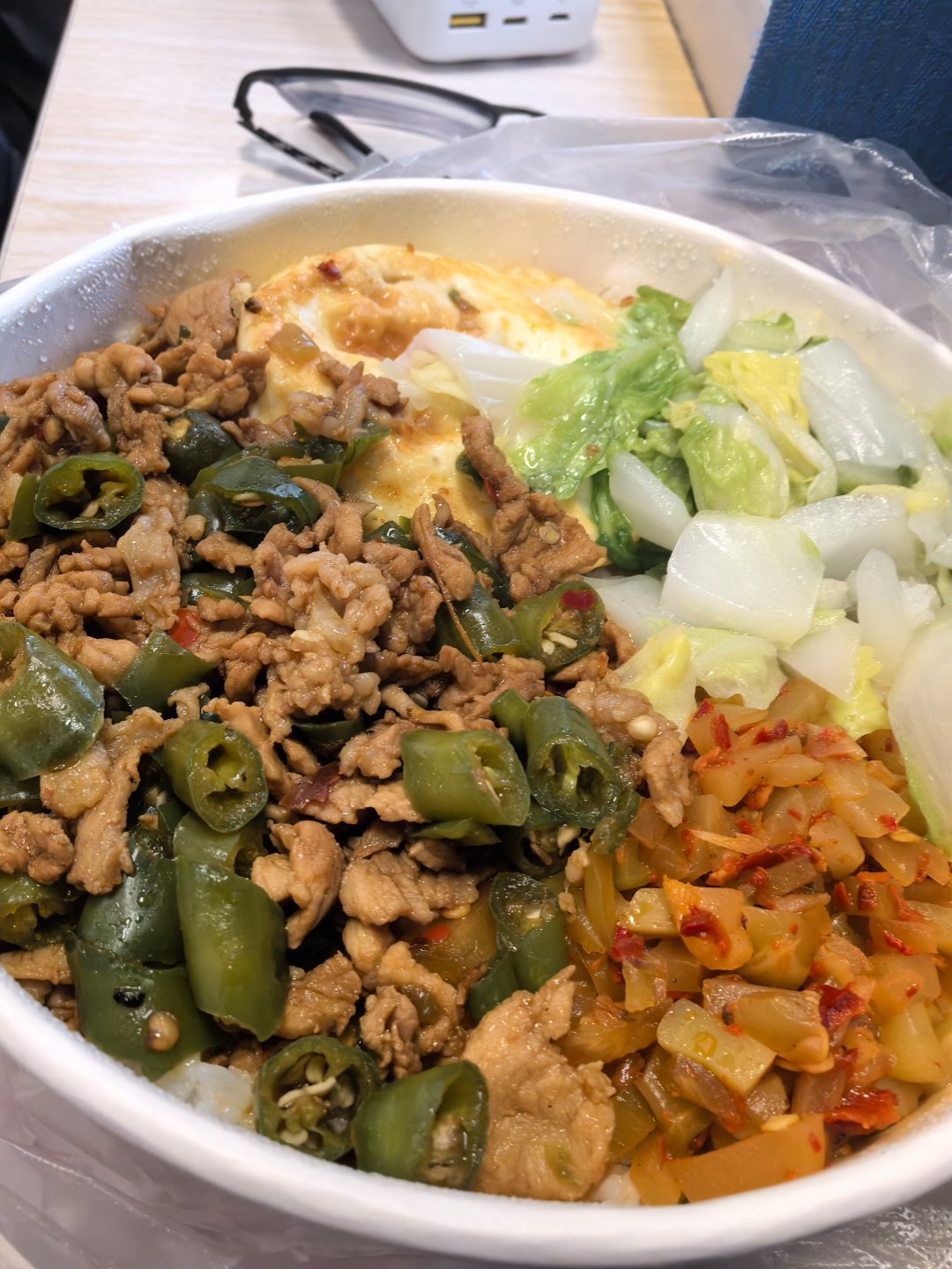 第一次在长沙下车买又便又好的辣椒肉饭！才十五块！饭香菜好，一身出汗，三仔爷分享，