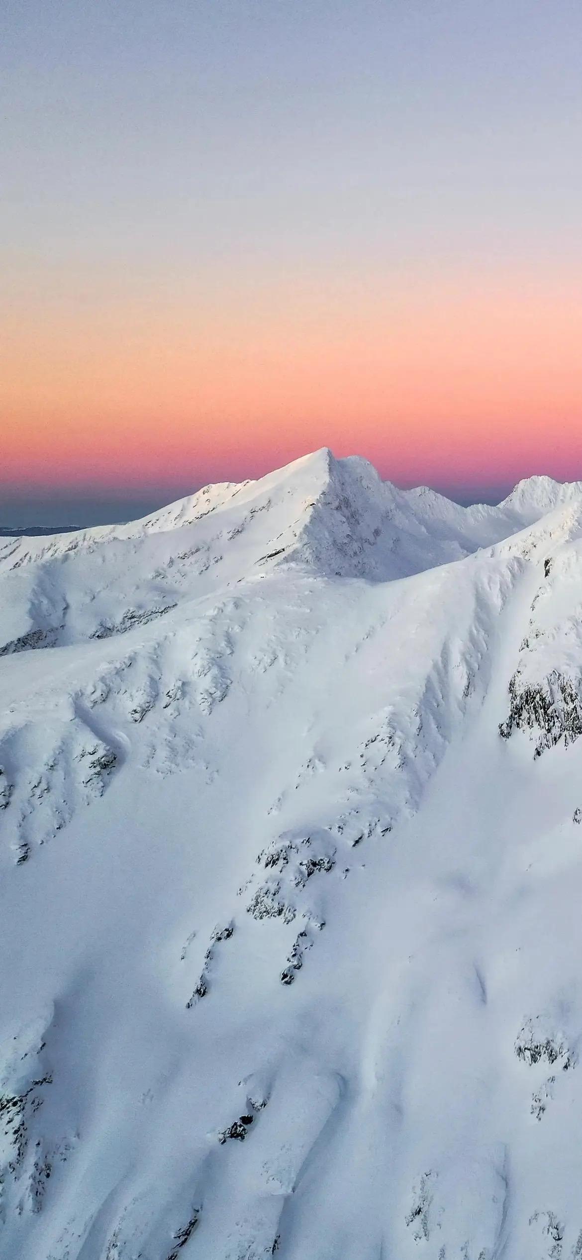在云州这片广袤的江湖中，有一座名为藏剑山庄的神秘之地。山庄主人叶长风，是江湖中赫