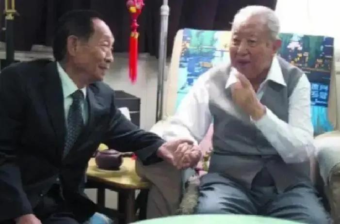 2006年，身体欠佳的华国锋，已经很少见客。那天，得知来访者是袁隆平时，他立马说