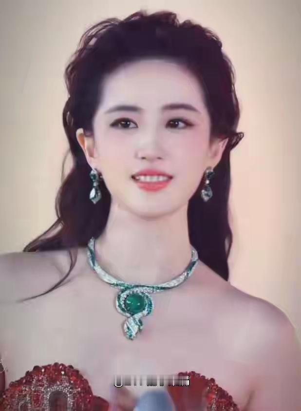 刘亦菲发合照裁掉越南女星

        近日，刘亦菲在社交平台发布宝格丽晚宴