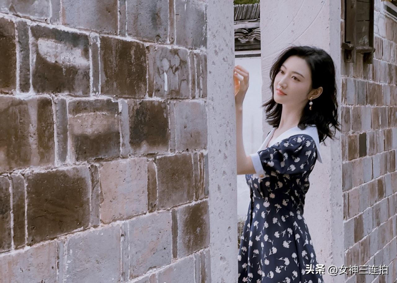 “复古风穿搭，砖墙前打卡，秒变女神”📸👗💄