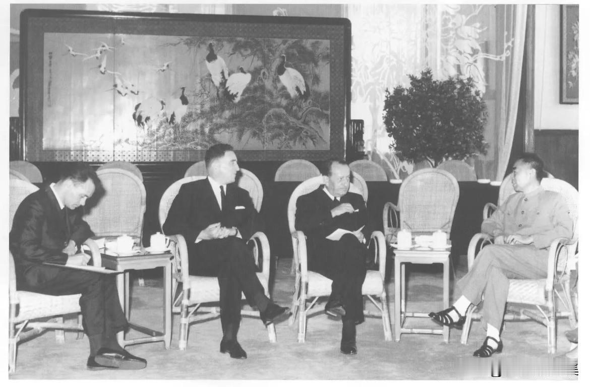1965年8月2日，周恩来总理在人民大会堂福建厅接见了法国文化事务国务部长安德烈