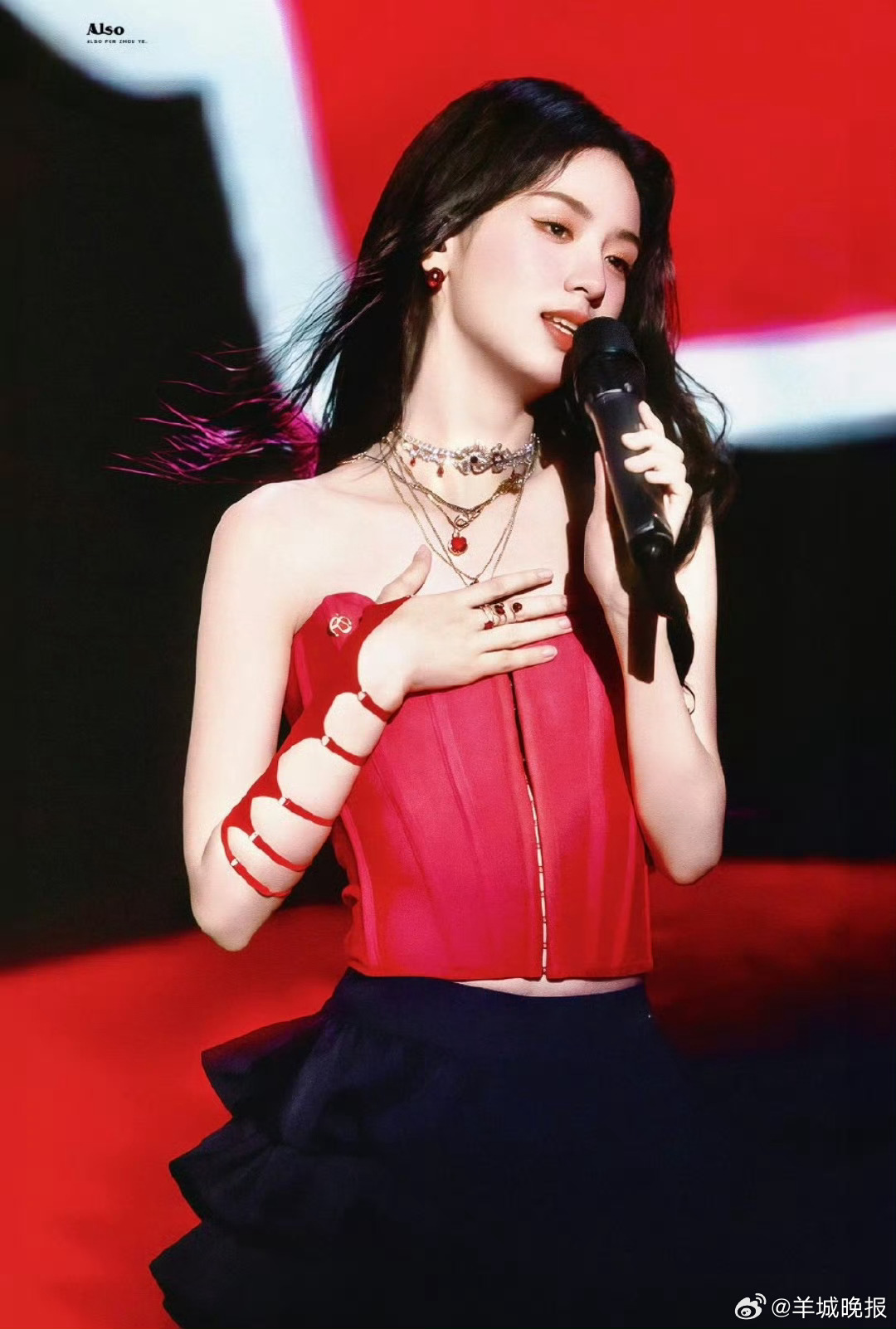 【哪位明星的舞台神图适合是你的天选壁纸】总有那么一张舞台神图，灯光刚好，眼神刚好