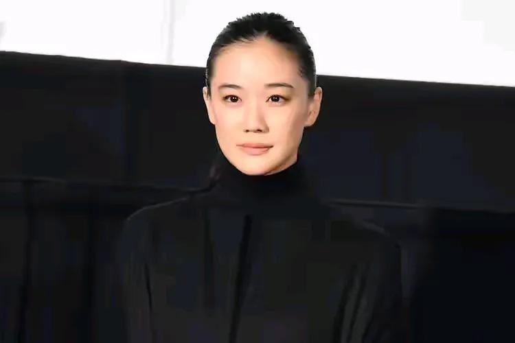 美女的标准不是死的，但她绝对会是很舒服的长相，好比苍井优。

苍井优的可塑性很强