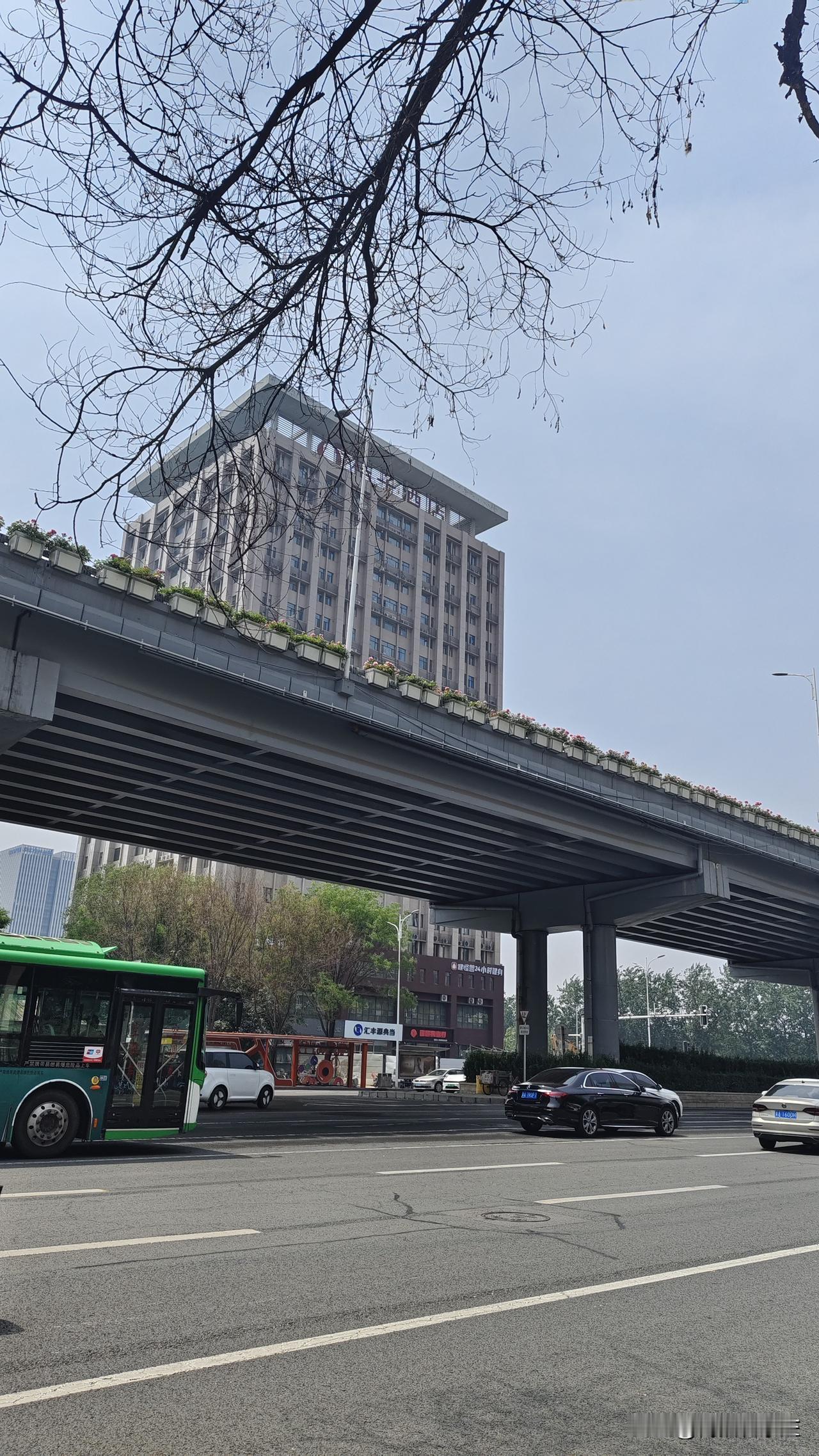 大学生搬走了以后，槐安路这边，显得很荒凉！人去楼空，以前天桥上，都是学生，附近都