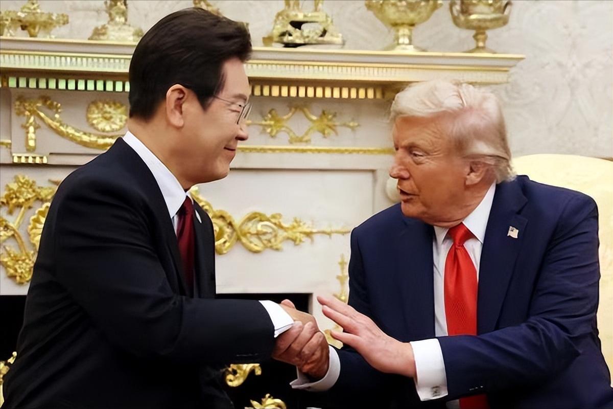 特朗普又“开炮”了！这回炮口对准了韩国。突然宣布要把对韩关税一口气提到25%。消