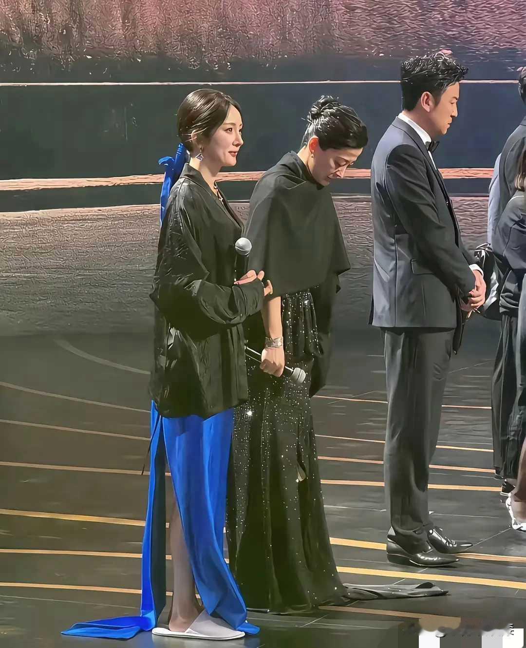 杨幂这是刚从宾馆里喊来的吗？宾馆里的拖鞋都没有来得及换就出席活动了！