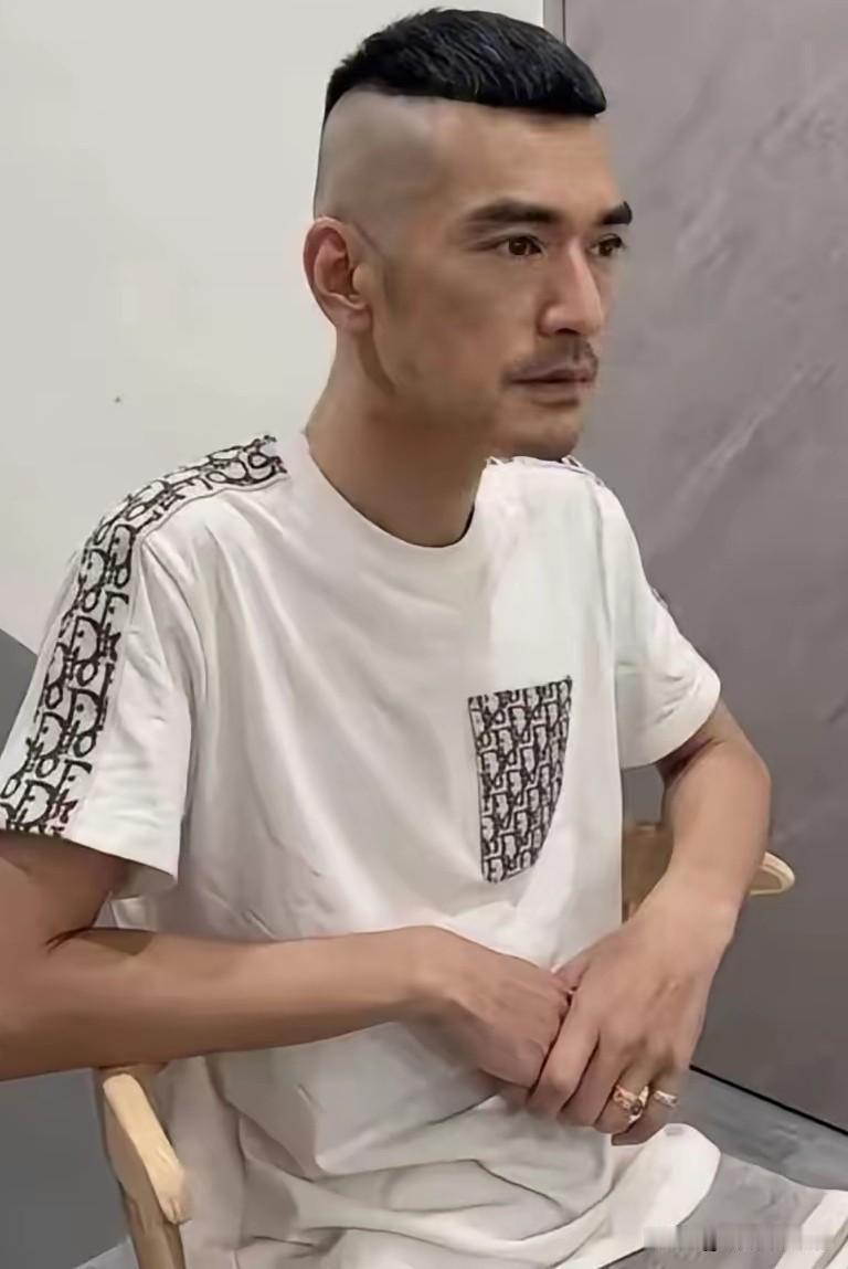 这不是那个大明星吗，怎么把发型改成这样了，这个到底是不是他呢，姓金，以前很红的一