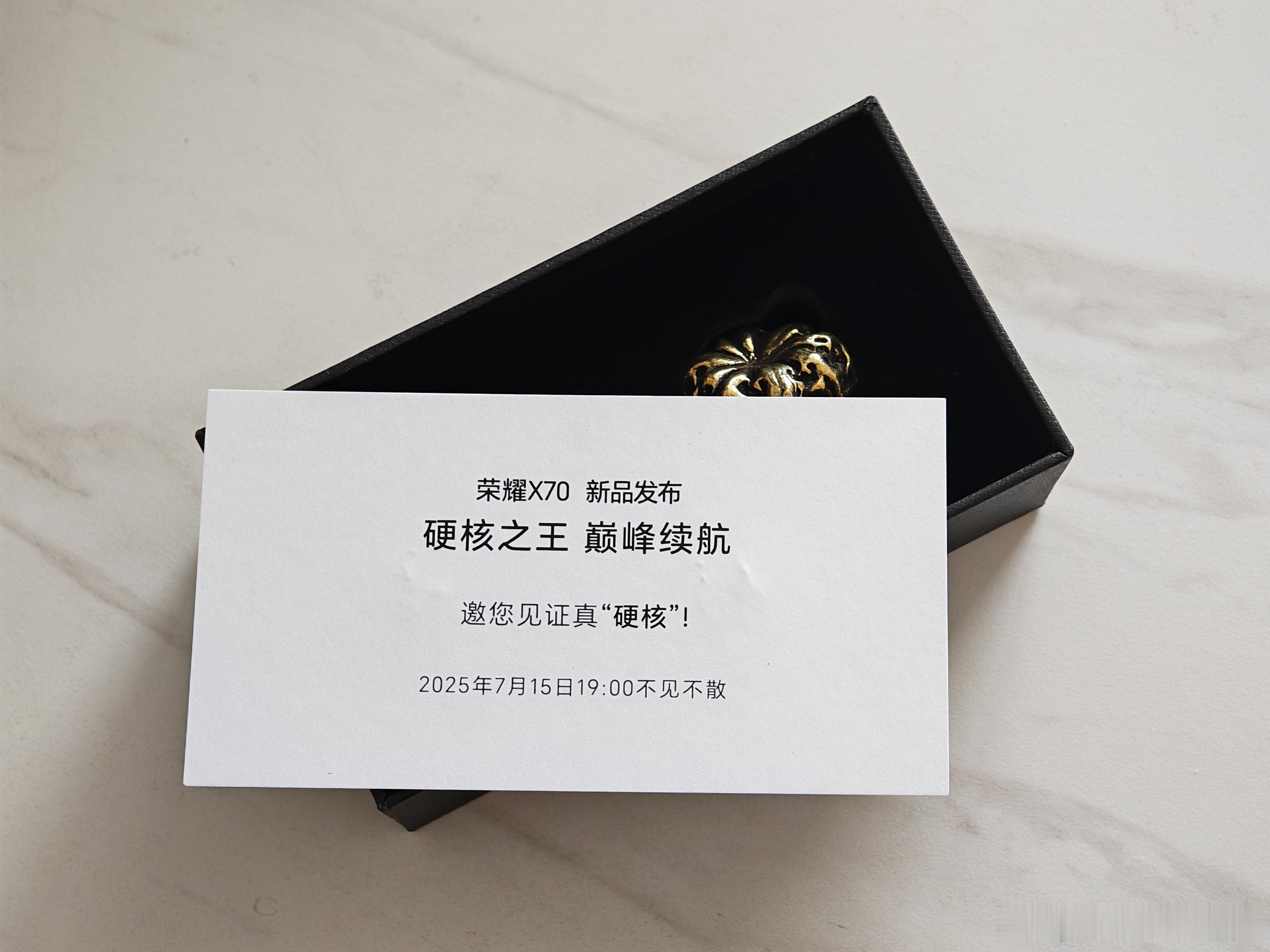 荣耀X70真硬核 收到了荣耀X70发布会邀请函，确实够硬核，是两个实心的铜核桃[