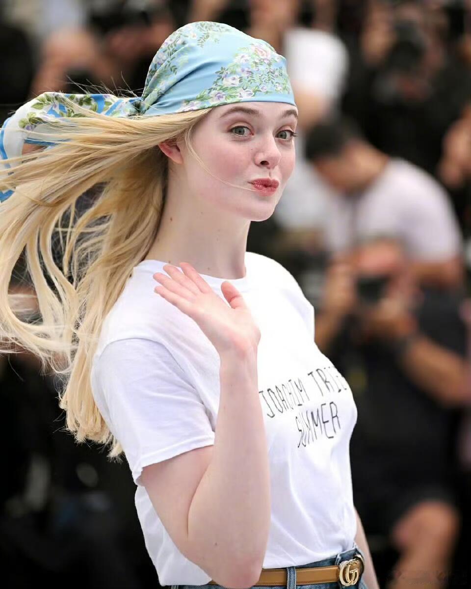 人间小白花Elle Fanning，白色是她的天菜色！甜美的少女感拉满 