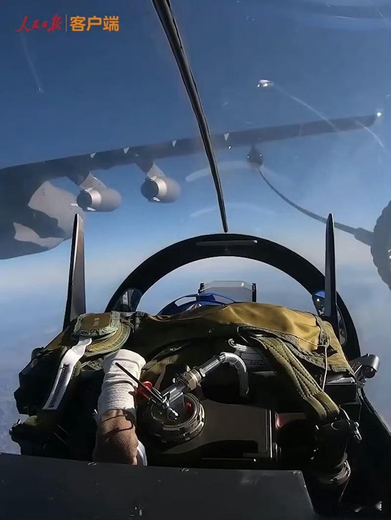 跨越4000公里，歼十首次不落地直抵新加坡…
中国空军八一飞行表演队7架歼-10