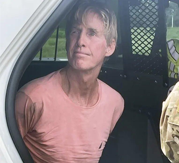 据最新报道，事件发生前的12小时内，嫌疑人罗斯一直在高尔夫球场上徘徊。马丁县警长