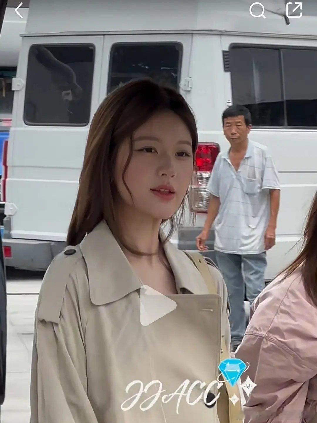 赵露思今天忘打修容了还是站姐忘了瘦脸？ ​​​