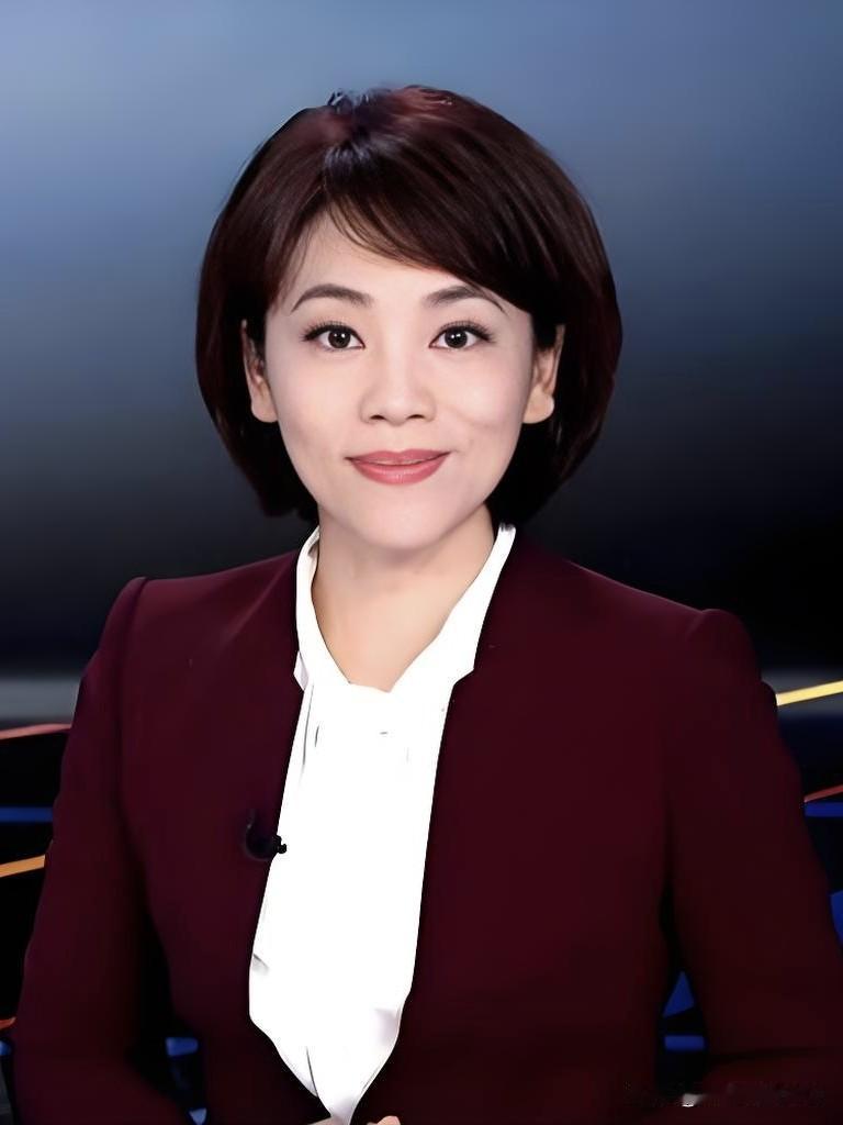 劳春燕，央视新闻主播，知性优雅，沉稳大气。主持《焦点访谈》等栏目，专业功底深厚，