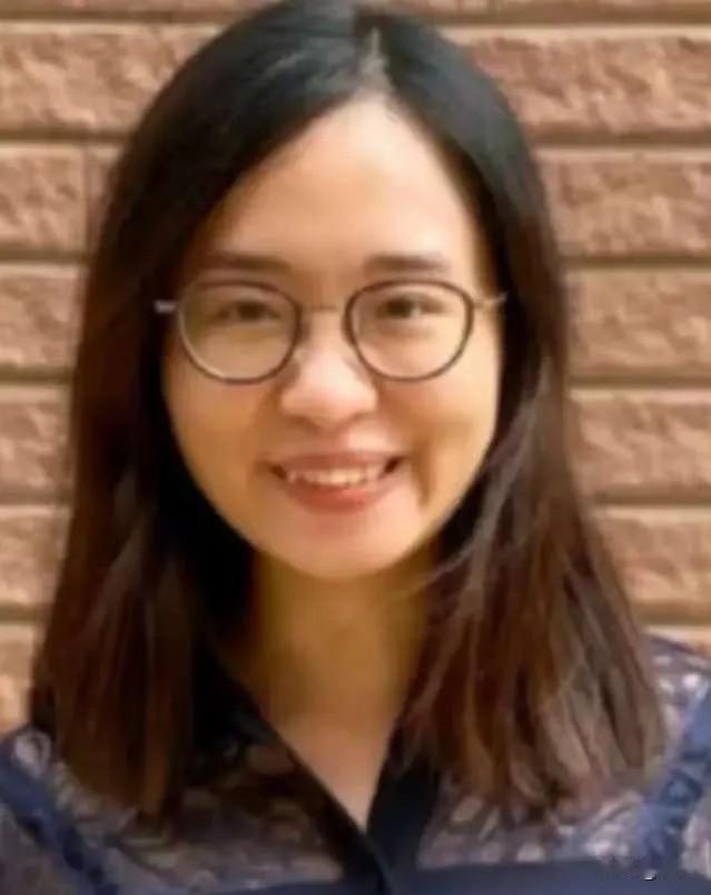 2022年，乱港分子何依琼，决定从香港移居至英国。然而，仅在抵达英国之后仅过了半