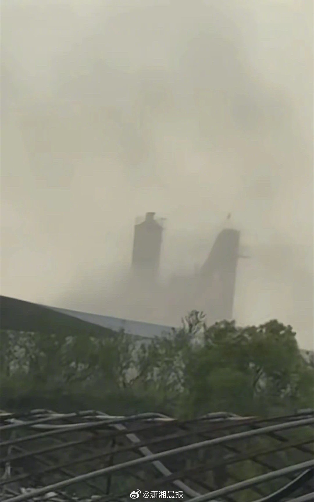 【湖北鄂州一#工厂被指非法生产污染空气#，#当地回应工厂非法生产污染空气#：事发