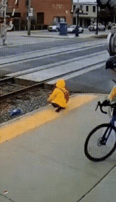 家长呢？
骑车人的奋力一救，可谓千钧一发，太惊险了！救的不只是孩子一个，还有他的