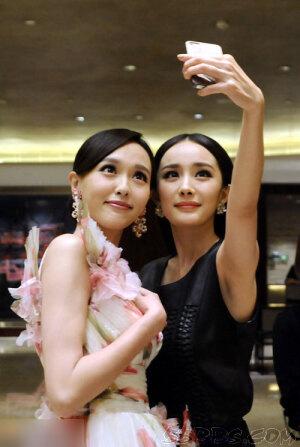 和杨幂合影的唐嫣很甜美，和杨幂合影的罗晋好俊男，罗晋唐嫣这对夫妻蛮相配的。