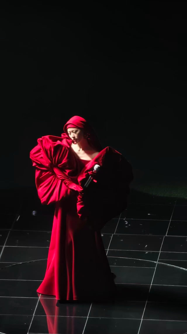 单依纯现场还是太权威了单依纯用上海站舞台证明了自己的现场权威性，临时出现状况没有