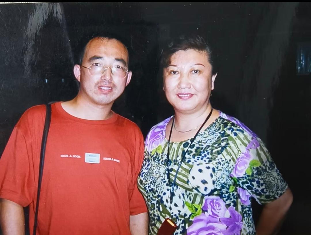 2002年，演员高秀敏，一张罕见的留影，身旁是慕名前来的普通粉丝。镜头定格下从容