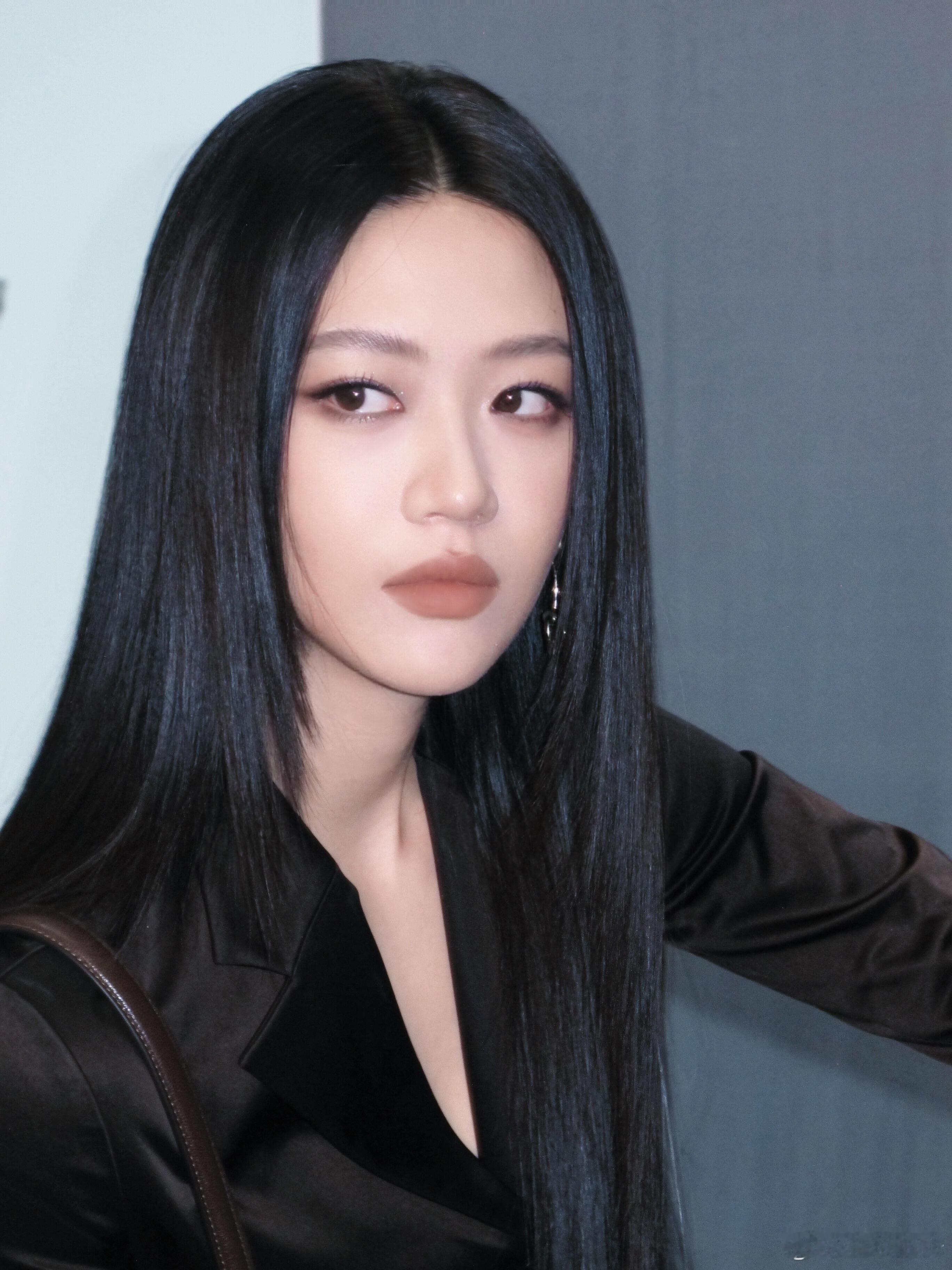好健康的直发呀 这直发我太爱啦 我说句话实话 黑长直就是向涵之的统治区 ​​​