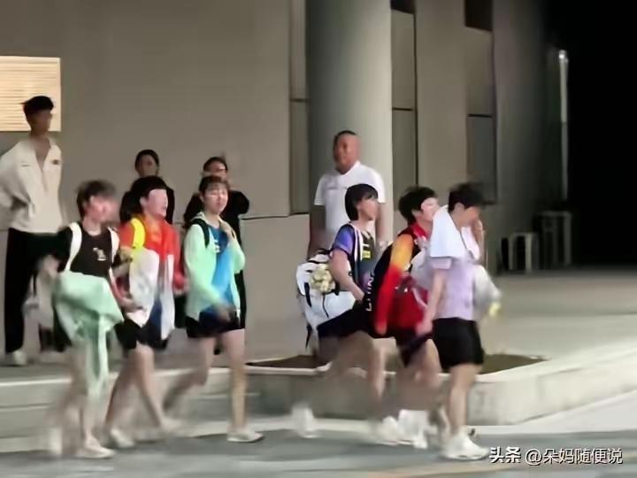莎莎到大连了！
她不是一个人儿
还跟着一大群儿
球迷们的欢呼声
真是吓死个人儿：