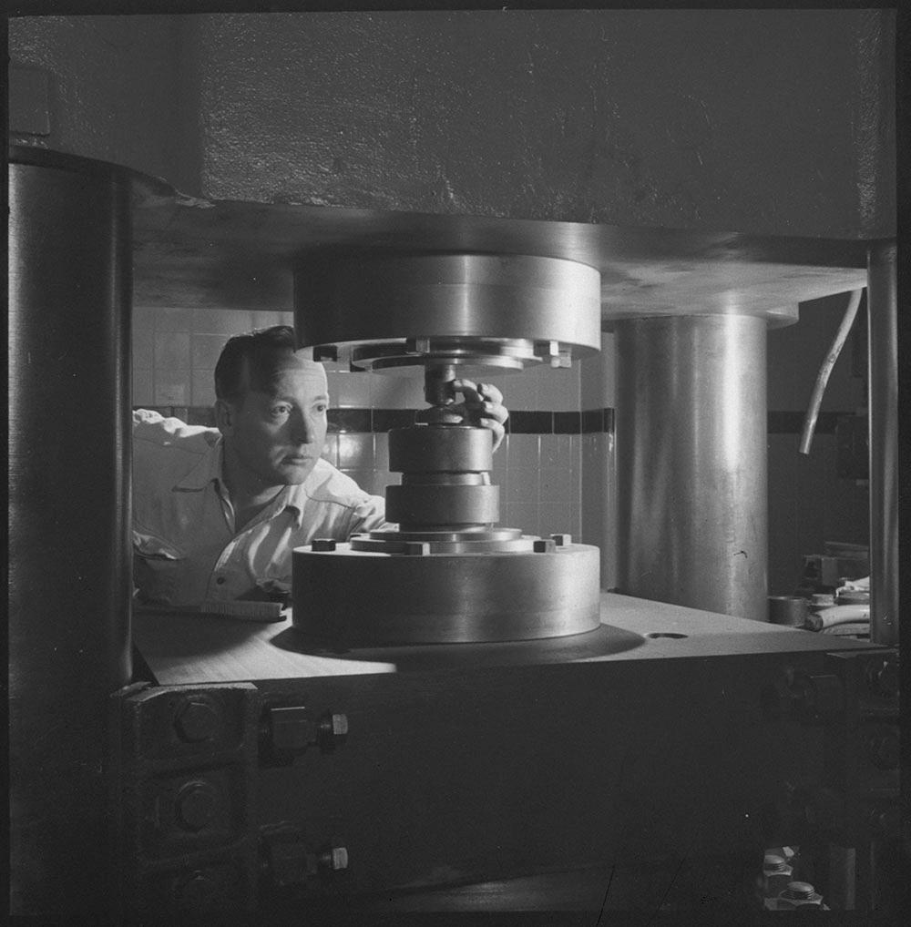 1955年，加拿大皇家造币厂有台巨型冲压机，专门做25分硬币的模具。有人看到标题