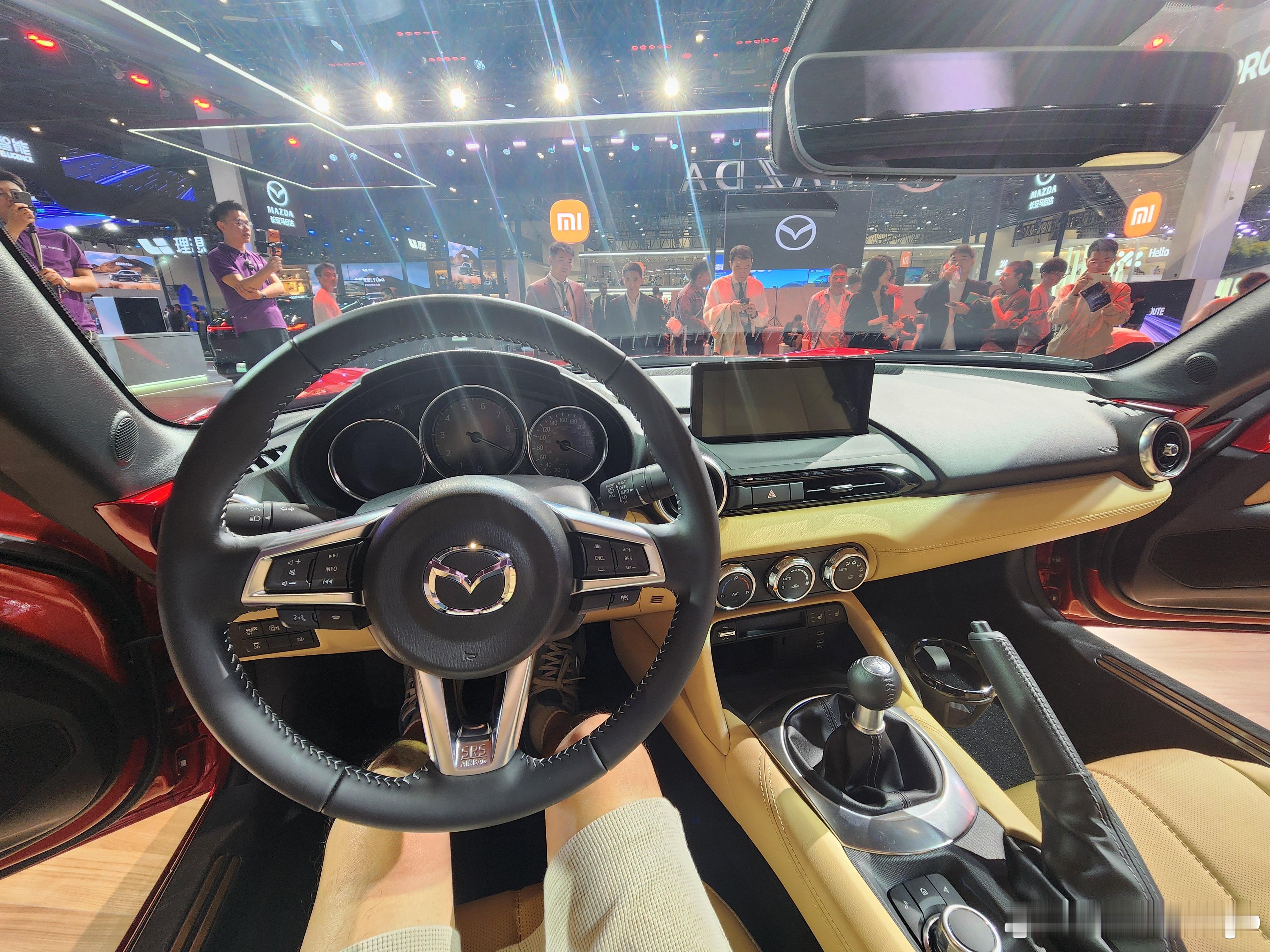 我非常记得那天去看这款车的时候，边上确实有很多销售拿着手机在对着车一顿营销。我把