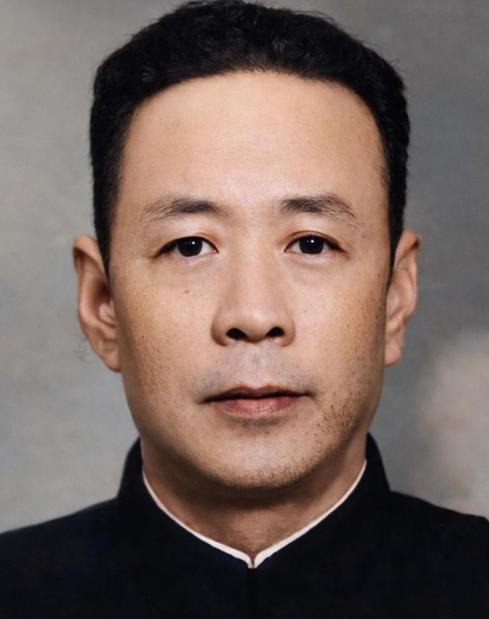 1939年，国军中将陈铁在山西设宴款待彭德怀，陈铁的夫人在倒茶时悄悄说道："现在