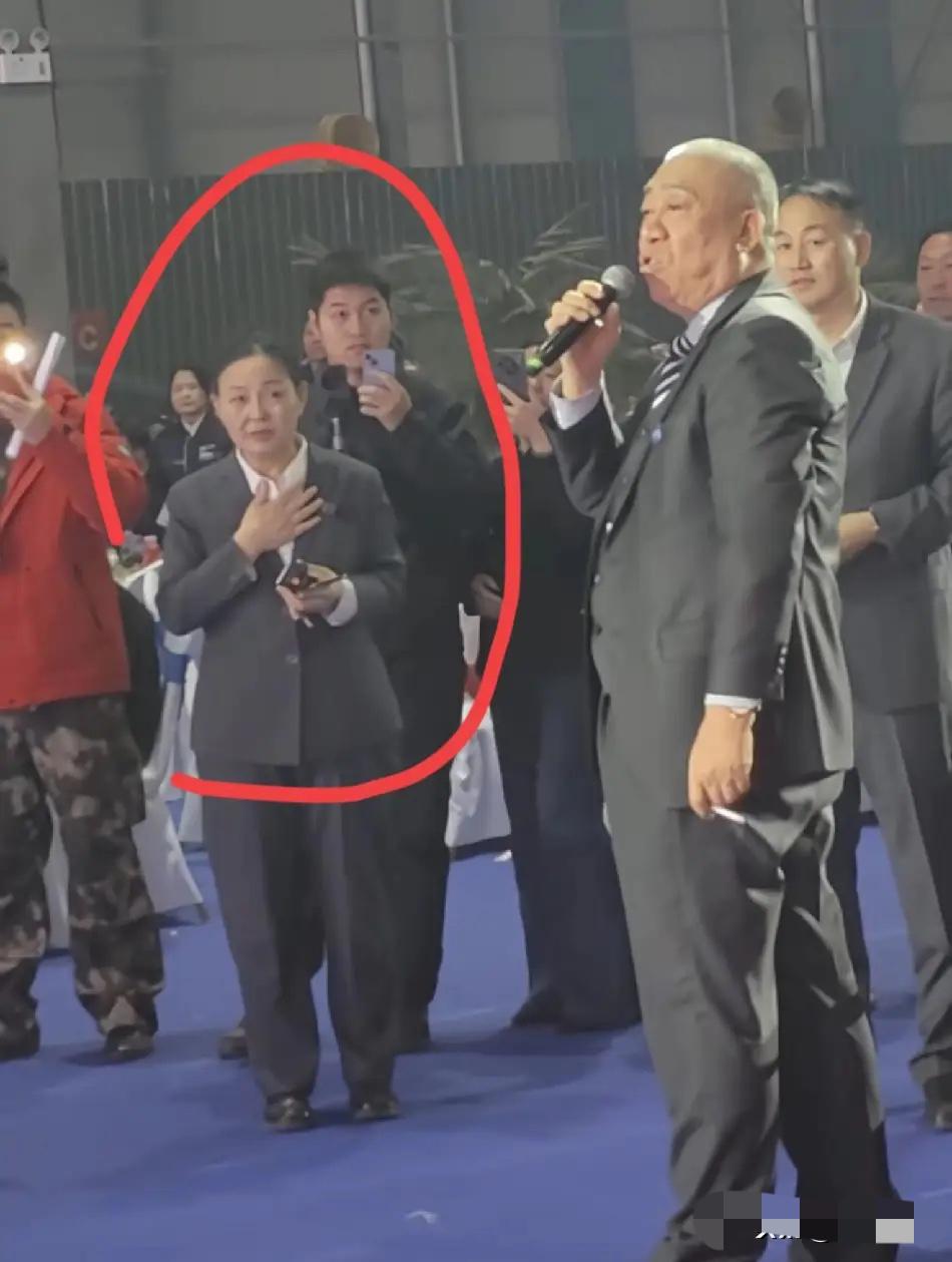 估计郭玉梅心脏都要跳出来了
跟着崔老板干活真不容易，别人年会都在开心数钱和领红包