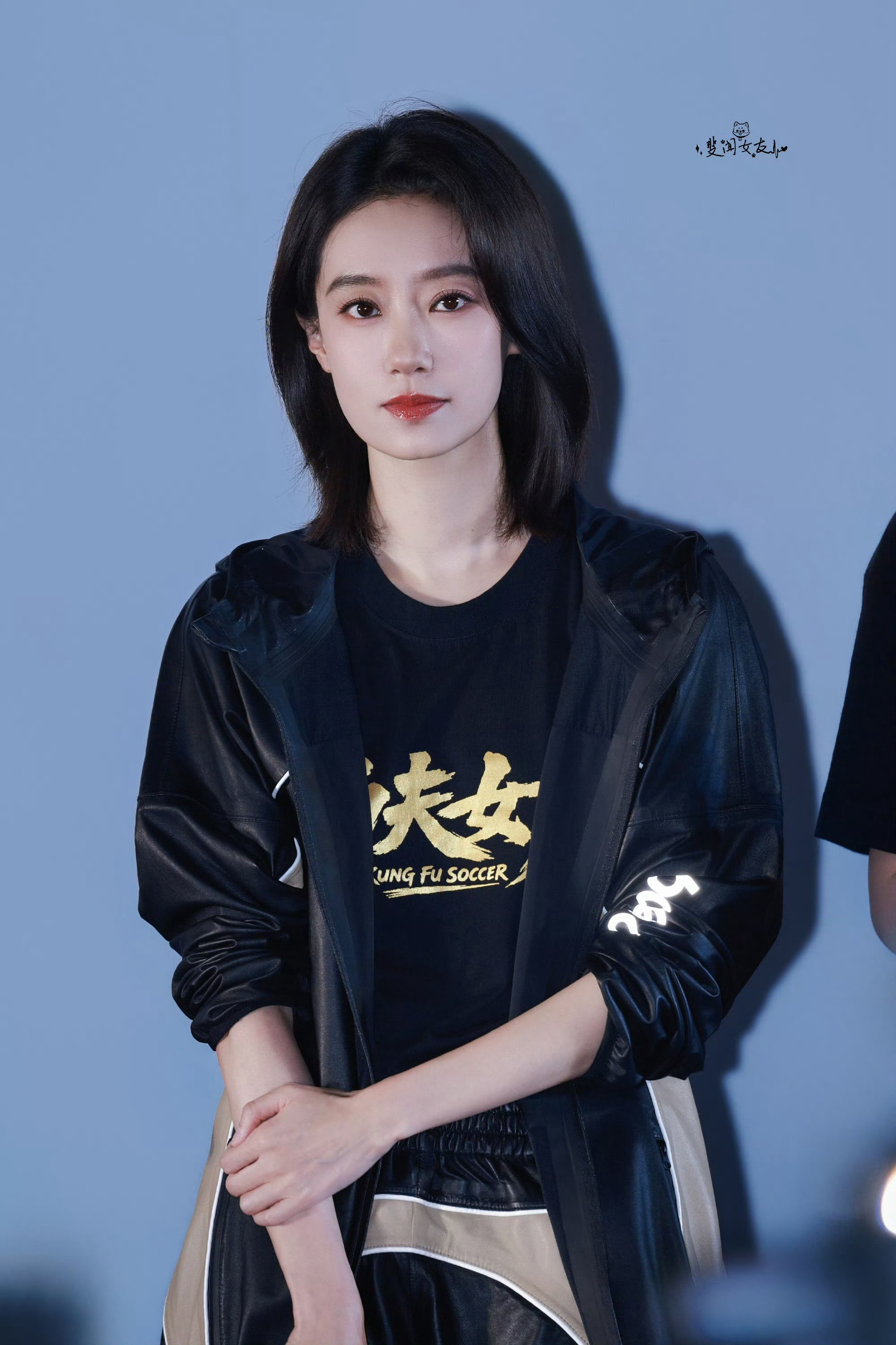 张小斐完全女大张小斐功夫女足路演戏里是奋勇拼搏的女足选手，线下路演清爽俏皮，松弛