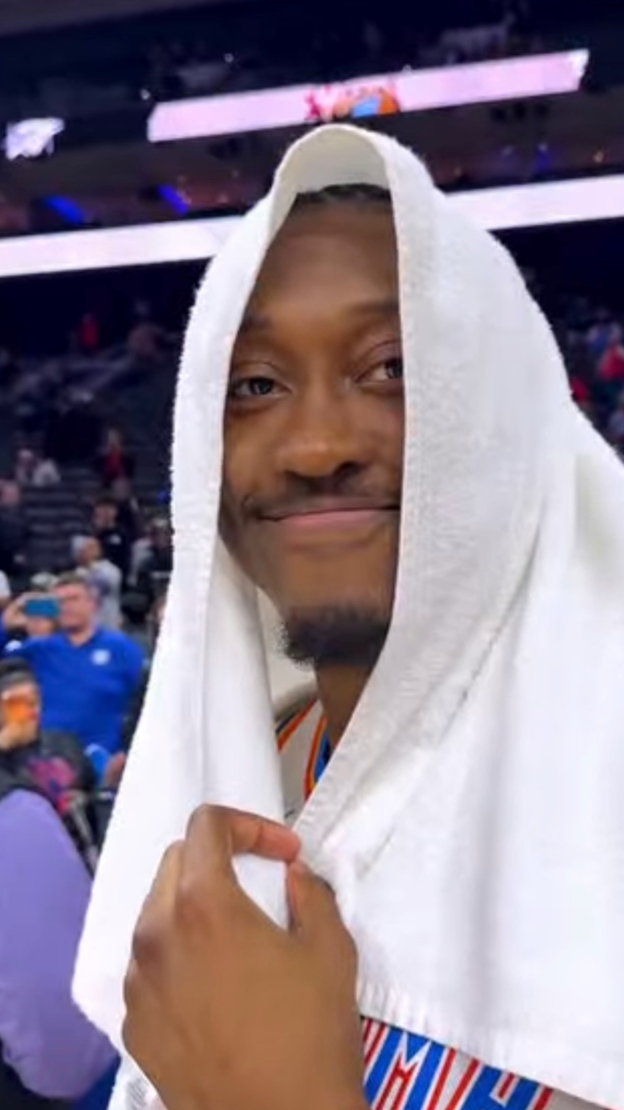 赛后杰伦威廉姆斯晒照一张，看来心情不错！雷霆战胜76人雷霆vs76人雷霆