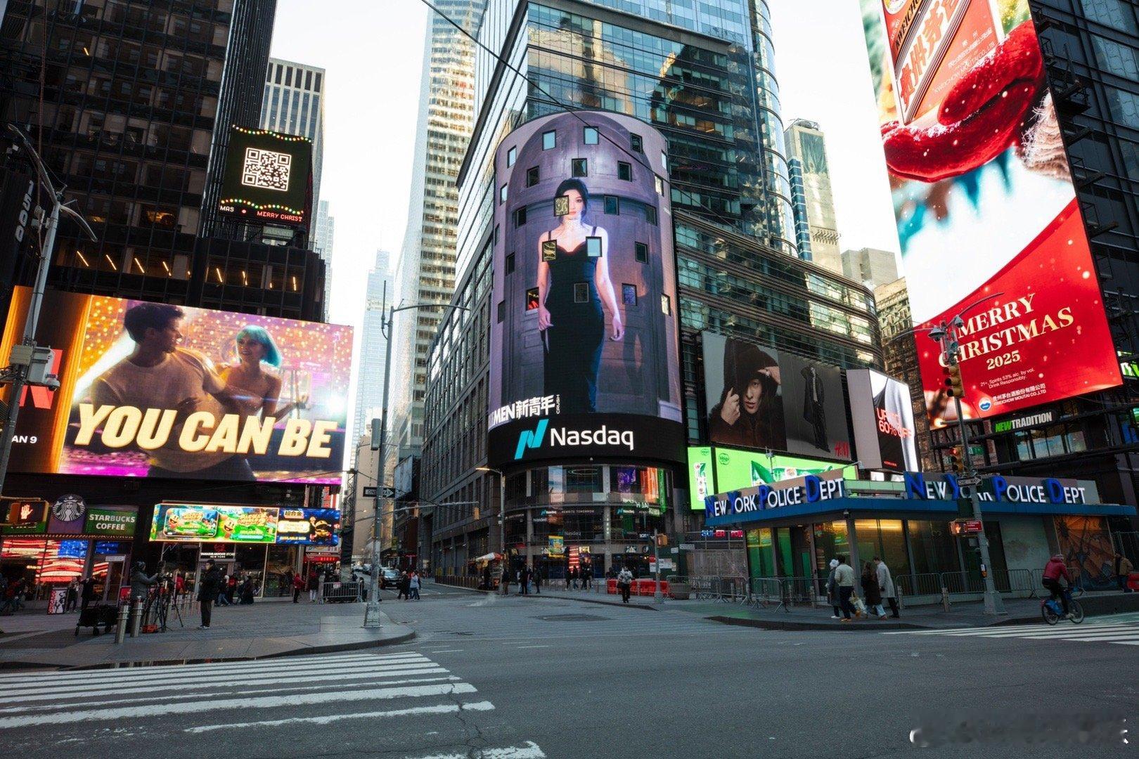 彭小苒登纽约时代广场大屏 双向奔赴的惊艳！彭小苒与《新青年》的合作大片亮相纽约时