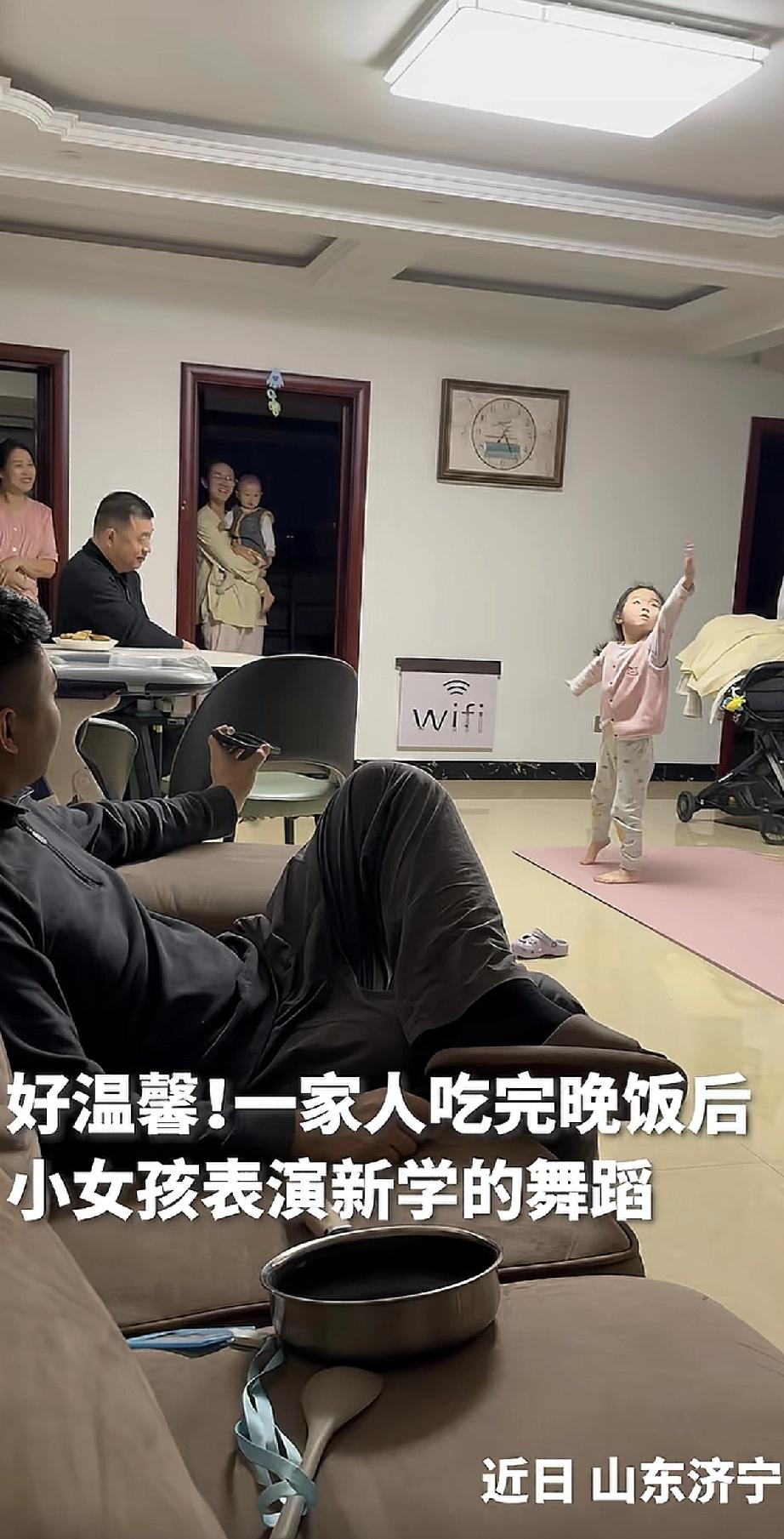 晚饭后，家里就成了5岁女儿的专属舞台。音乐响起，她开始专心跳起新学的舞蹈，动作或