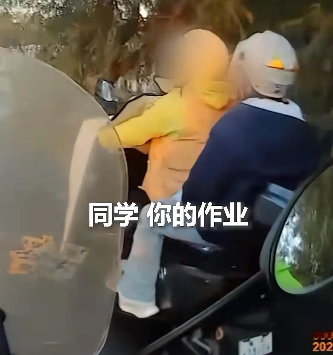 民警捡到孩子作业追上交还，孩子无奈说一声“谢谢叔叔”，笑喷。
在这个快节奏的城市