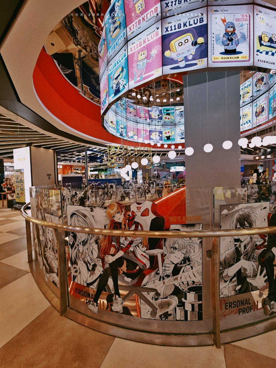 二次元浓度爆表，不过里面大多都是卖吧唧卡片这种没啥技术含量的周边（到现在也搞不明