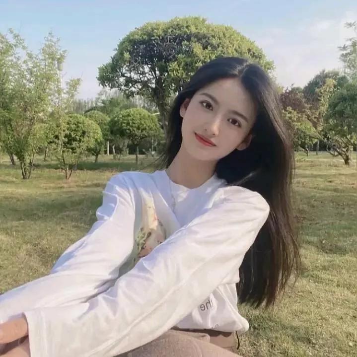 在绿意盎然的公园里，享受一个宁静的午后时光🌿😊秋日公园美景 自然漫步时光 公