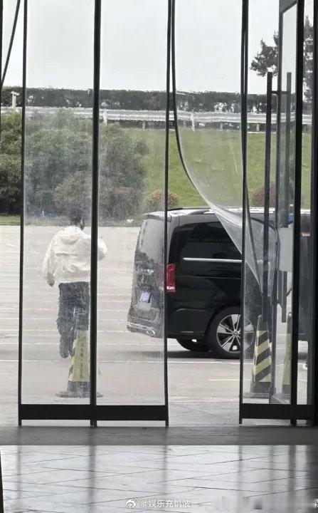 上厕所偶遇张凌赫网友上厕所偶遇张凌赫🈶~网友上厕所偶遇张凌赫这也太幸运了我说！