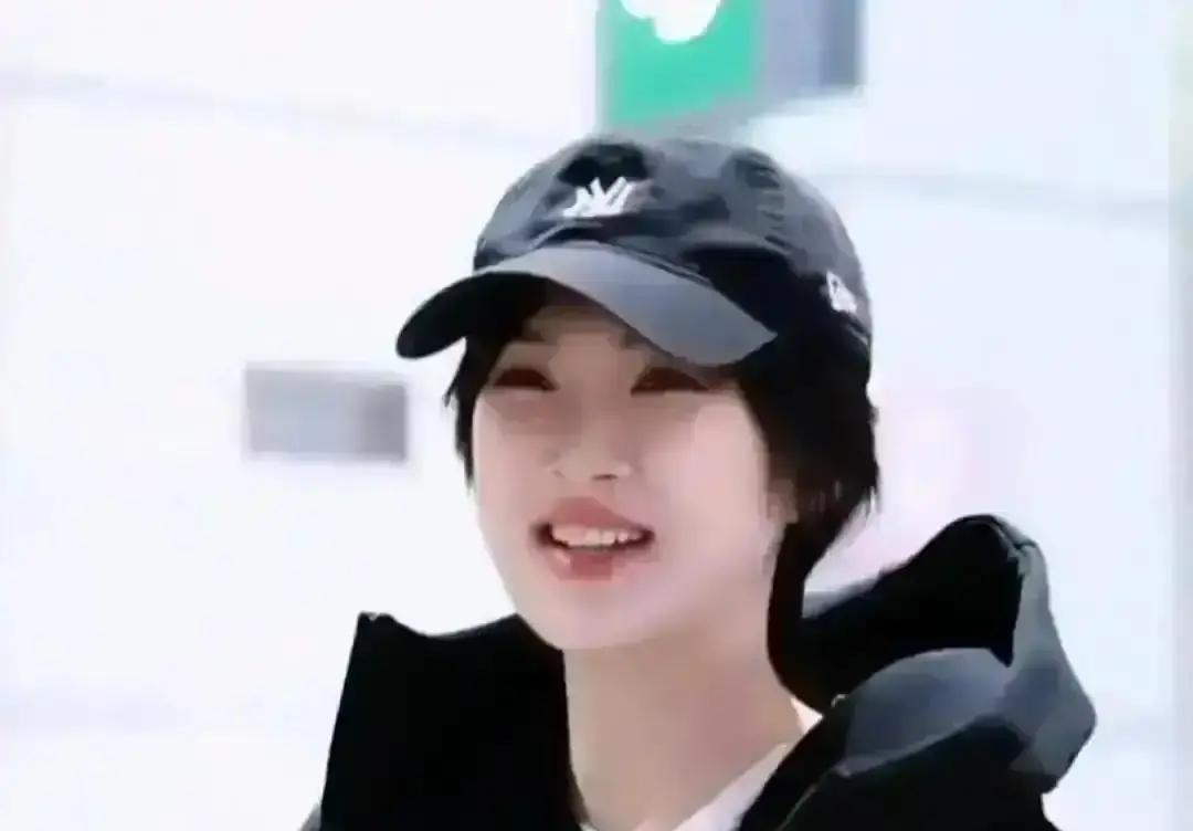 凌晨四点的横店，300杯星巴克也换不来一个特写镜头。
这帮年轻人还在做梦。
他们